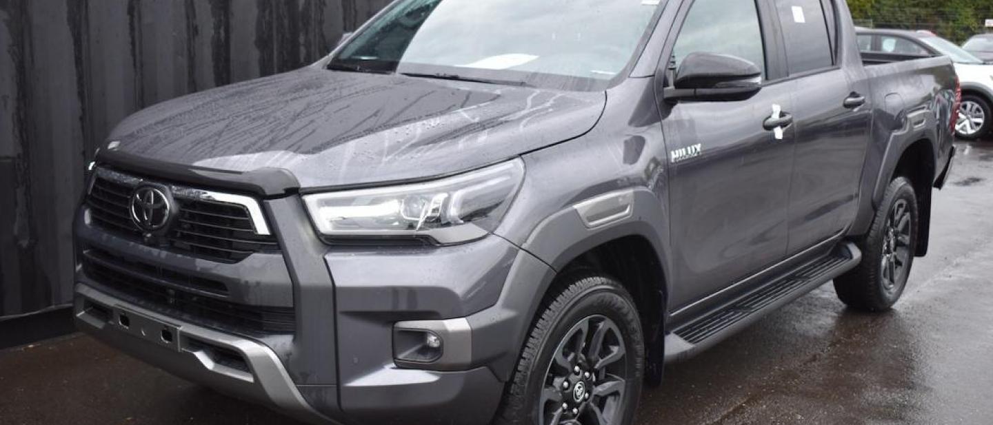 TOYOTA HILUX DOUBLE CAB 2.8 D-4D 204HP 4WD A/T INVINCIBLE  EXPORT ALGERIE